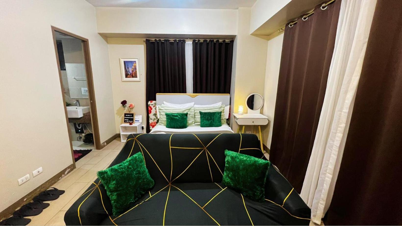 Two Palm Tree Villas Condominium - Studio 8Th Fl With Balcony - Across Terminal 3 Airport Pasay Exterior foto